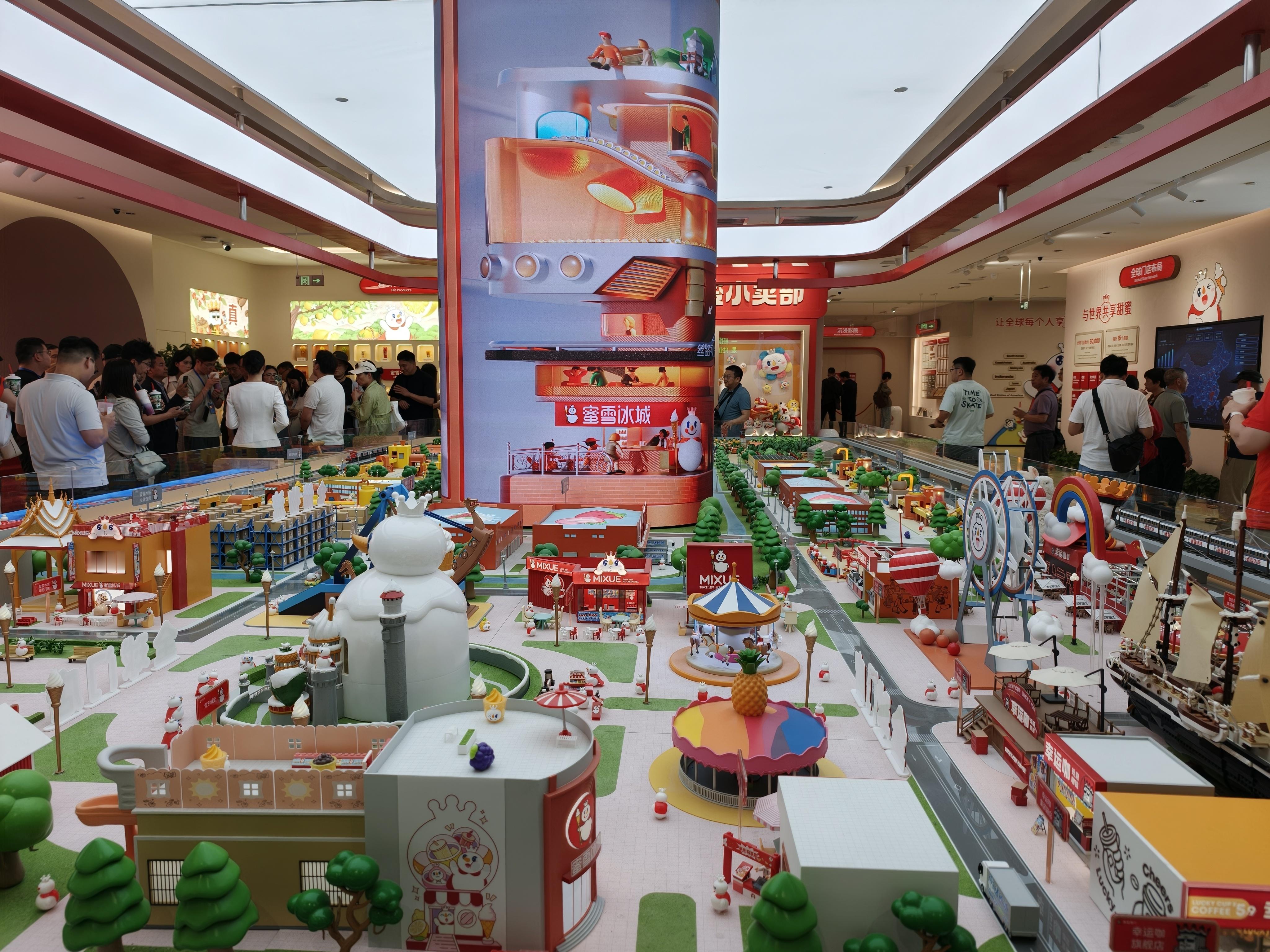 蜜雪冰城总部扎根郑州，2025年上市后成为本地首个千亿市值消费企业，显著提升郑州