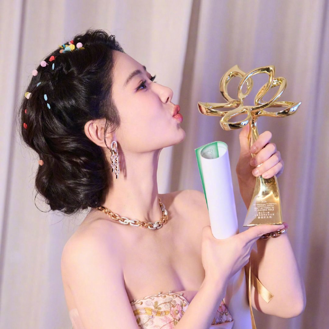 杨紫向着电视剧三大奖大满贯稳步前行杨紫全方位爆发，刷屏全网的四个字：“实至名归”