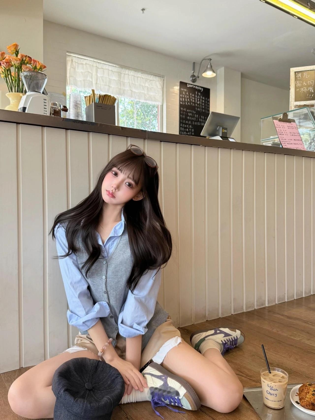 浅灰色针织马甲叠穿清爽衬衫，贝雷帽一戴，慵懒松弛感直接拉满。