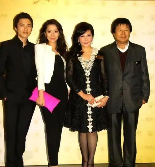 港圈最好命的阔太就是甜宠霸子救赎小说的女主本人。

被称为最好命的阔太汪媛媛在开