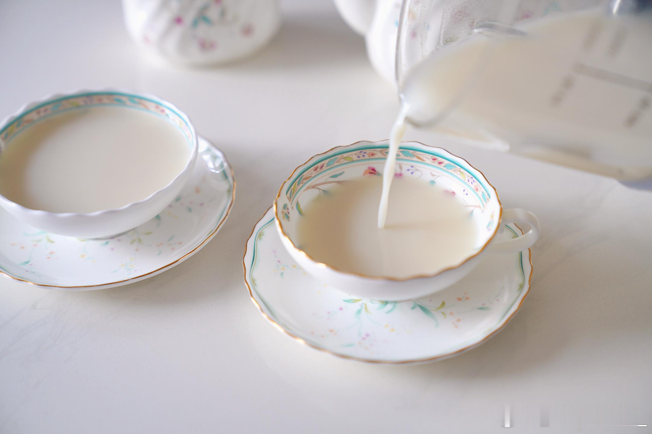 最近喝山药豆浆比较多，反复调整了比例，细腻和浓稠度都满意了~等我整理食谱的