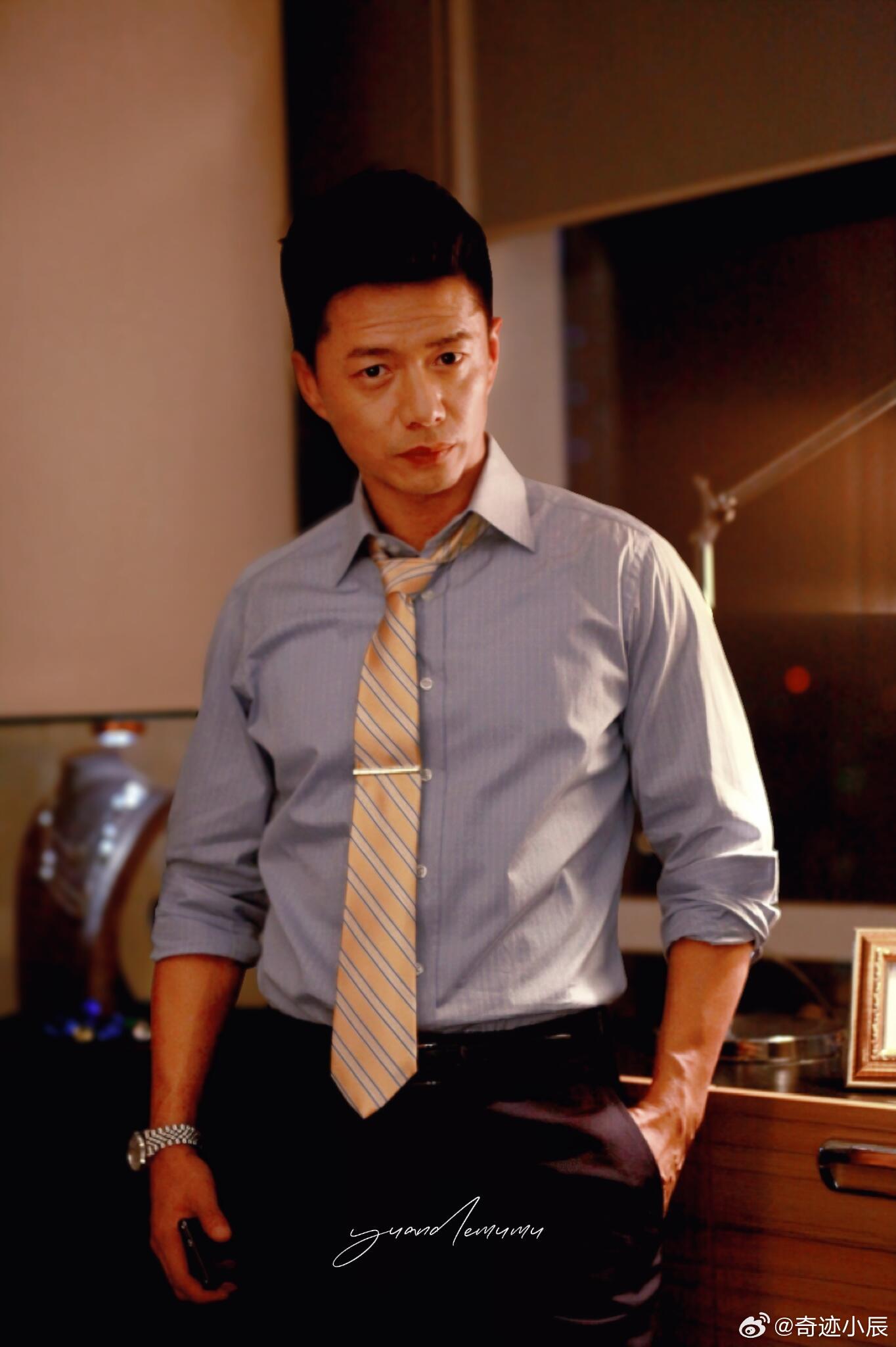 段奕宏 还没开始就喝假酒了 段奕宏红毯走错留影区，偷着笑的样子太有梗！老艺人这波