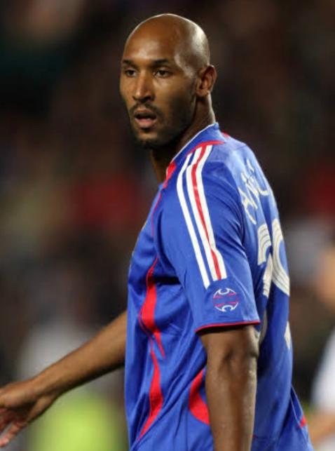 法国球星阿内尔卡又来“语出惊人”了。
他把2002年法国队小组赛出局的锅往自己身