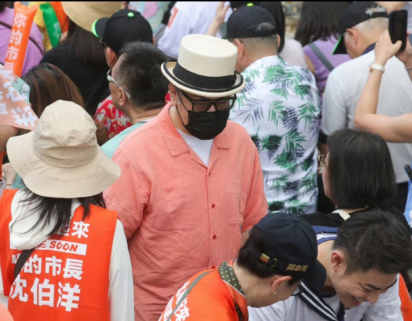 【岛内政情】民进党的沈伯洋成立竞选总部，蔡康永出现在集会现场，并挥舞应援棒。面对