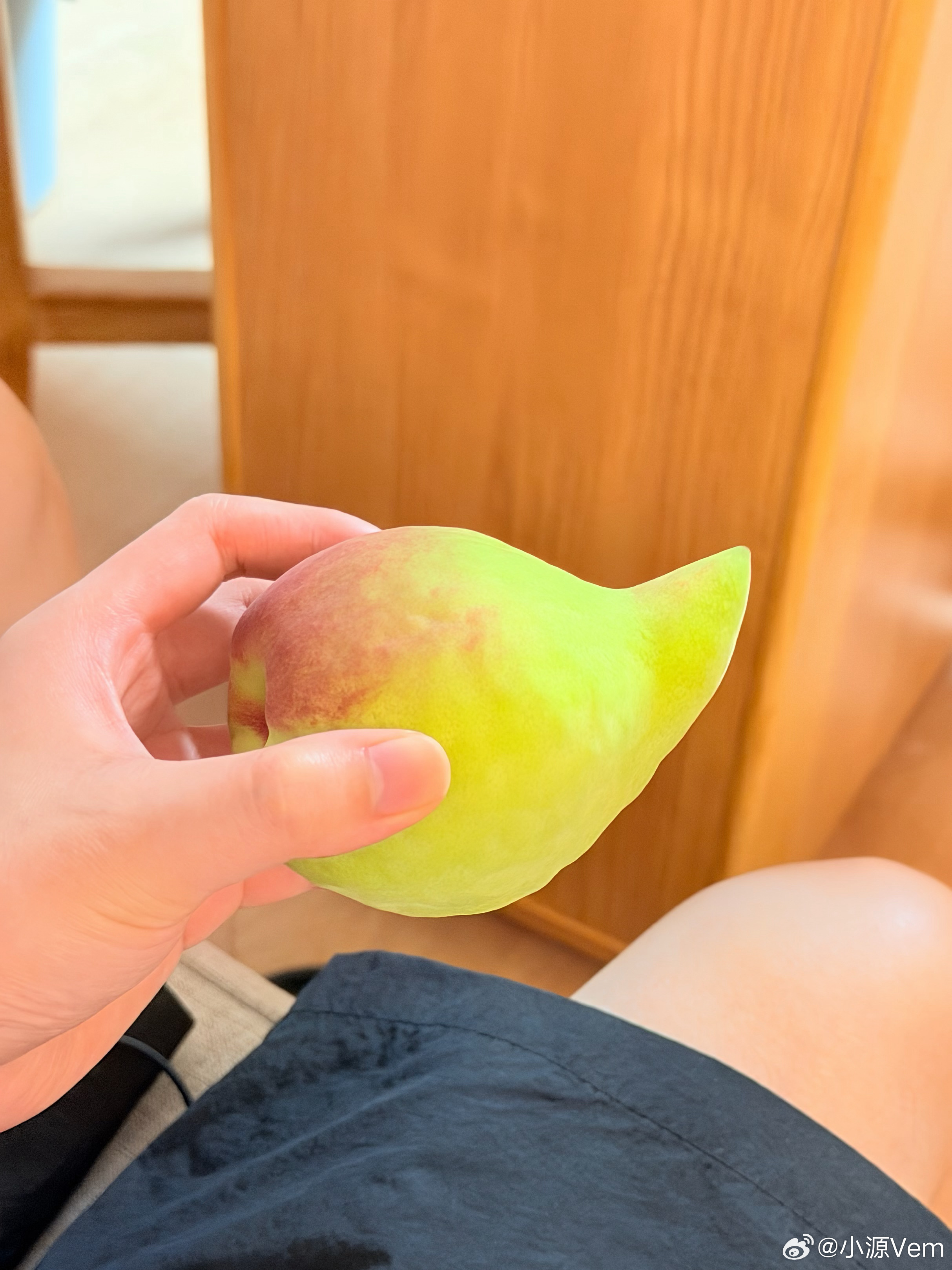 我不知道一个桃子有什么好笑的，拿手里准备咬这个尖尖，他放肆笑，脑子里想啥呢😒 