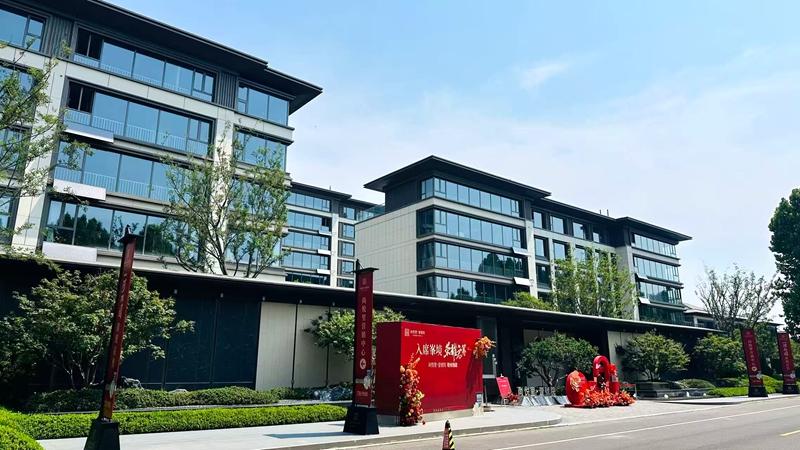 几乎停摆的临沂楼市，刚需去库存，塔尖寻高端。作为临沂市高品质住宅项目试点，莒南名