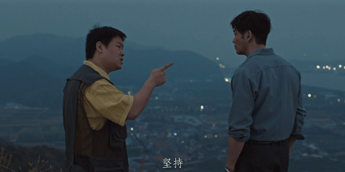 悬案两个文人一出秒杀比赛 一个用笔杆子书写真相，梳理凶手罪迹；一个用笔杆子藏罪行