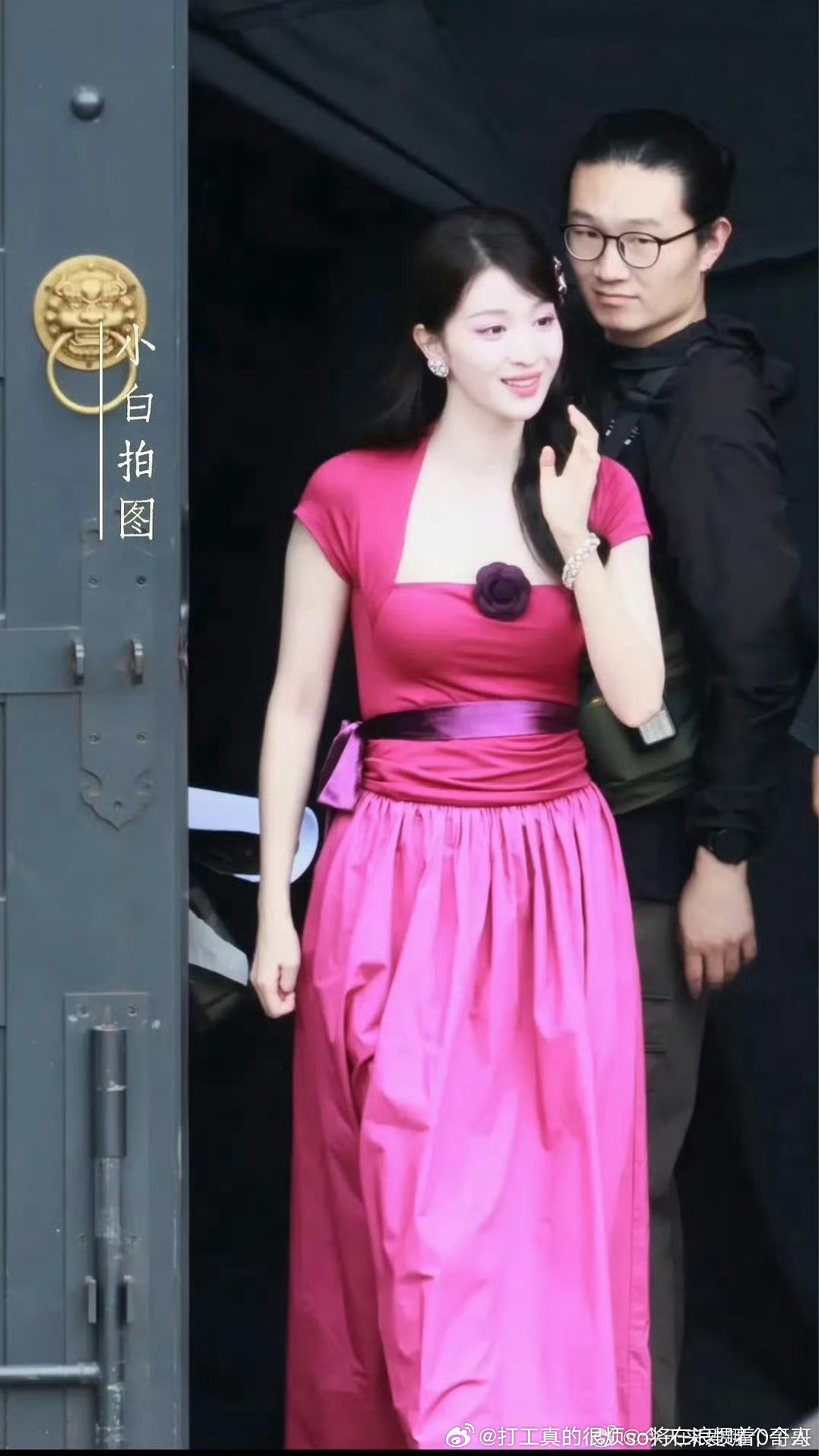 这个红T感觉拼夕夕15块就能买到.看腰王楚然在女明星里确实不算瘦的 