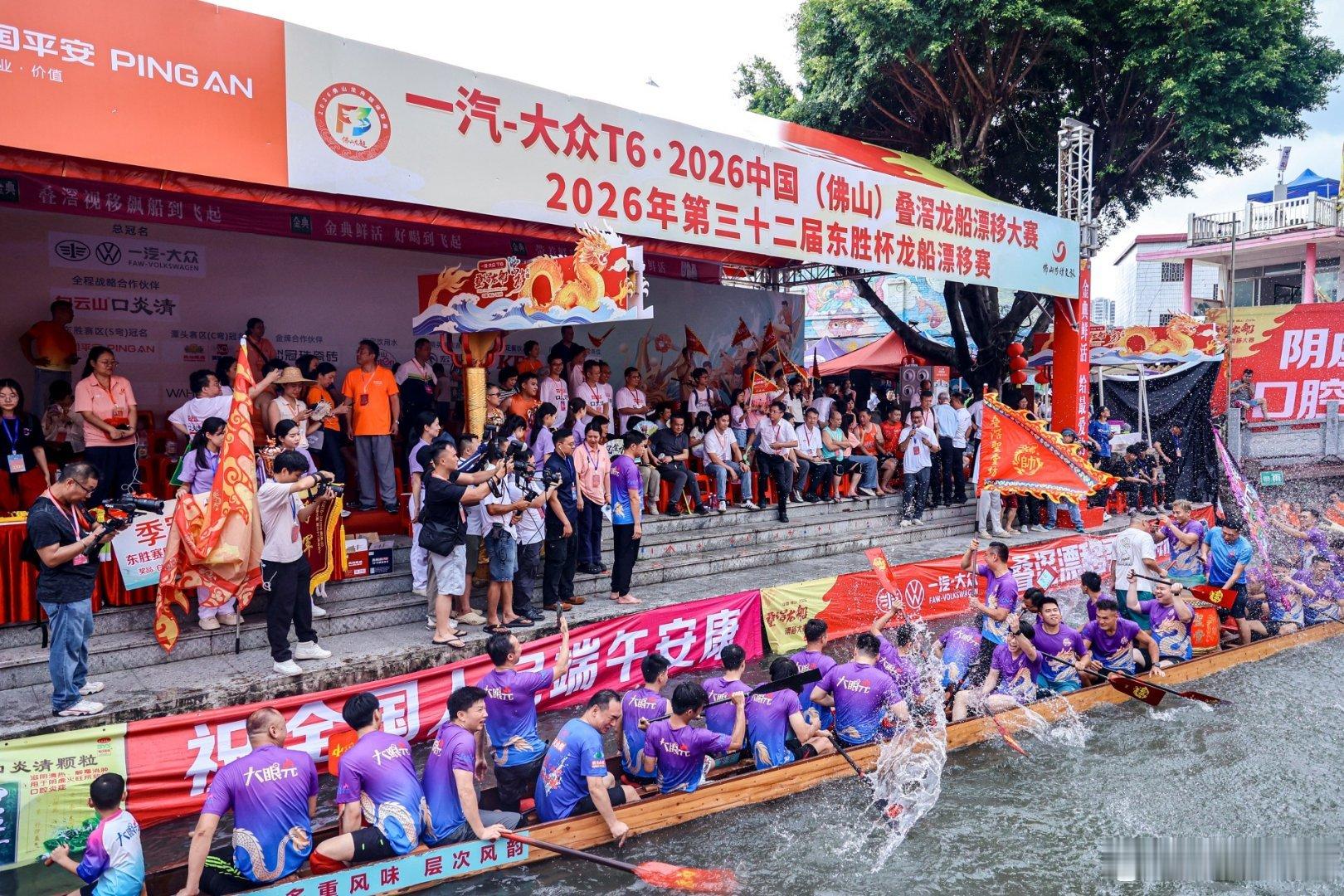 三米宽的河道开出了F1的心跳三米宽的河道，龙船贴着岸壁漂过去——你管这叫F1的心