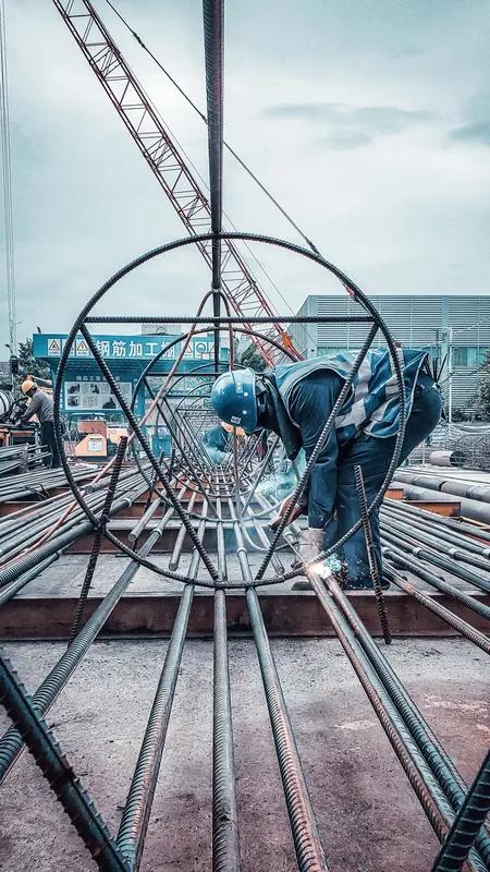 要说建筑工地最辛苦的工种，我觉得非钢筋工和架子工莫属。
钢筋工每天得和沉重的钢筋