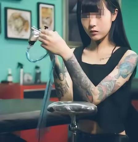 “纹身的一律开除！”一15岁女学生入学后，被老师发现胳膊上有纹身，当即开除学籍并