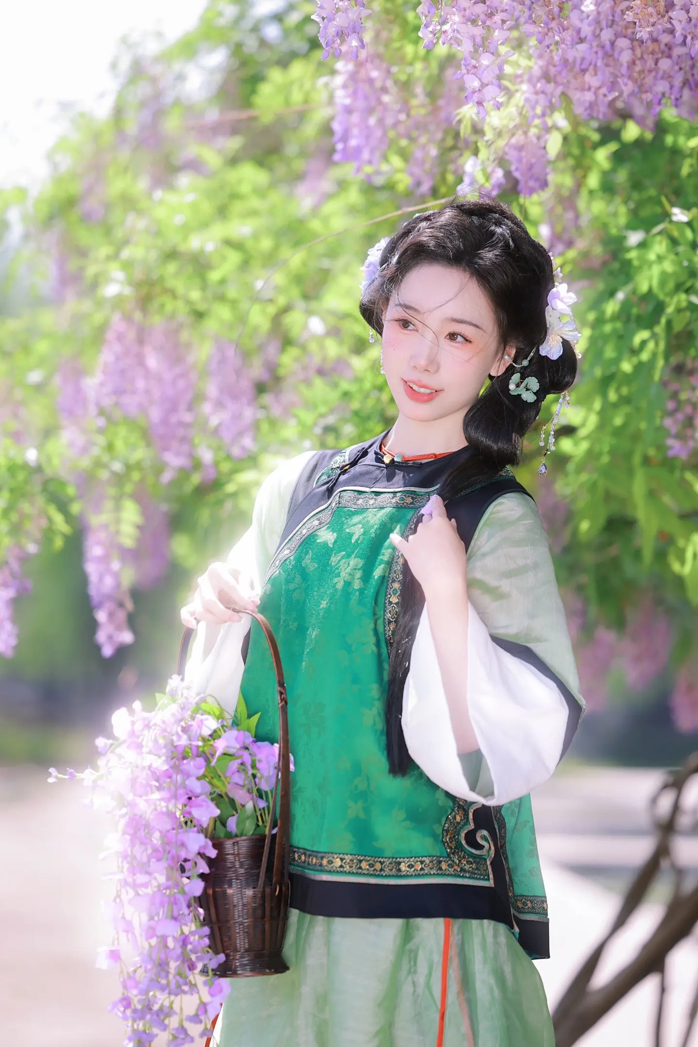 绿蔓秾阴紫袖低，客来留坐小堂西【客】春天的紫藤～