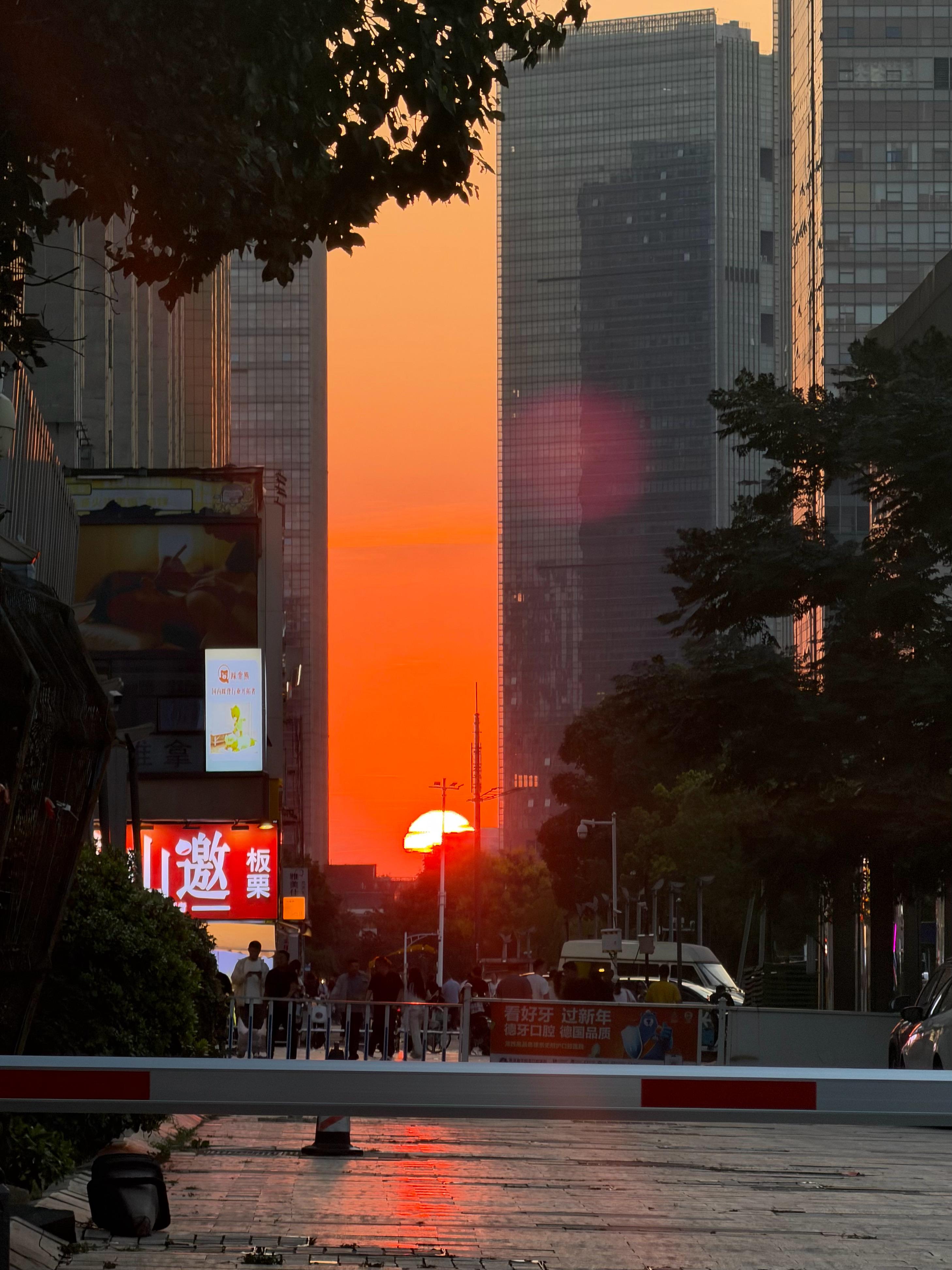 哇！太阳是不是变大了！好美的日落🌅 ​​​