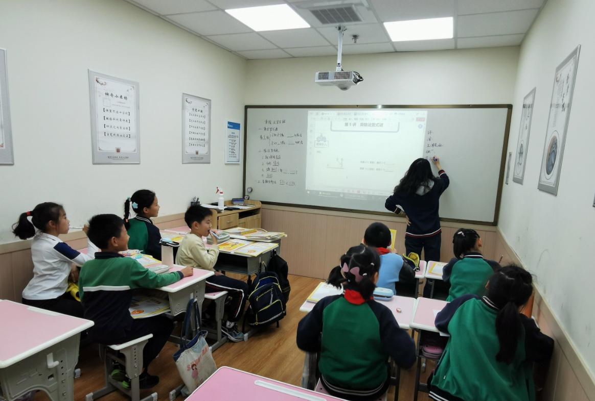 “小学疯狂报班，初中集体消失！”揭秘鸡娃真相：90%的妈，到初二就扛不住了…
你