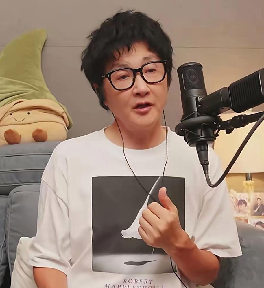 怪我眼瞎，看实力歌手孙楠网络直播，半天俺没认出来。

孙楠现在这个模样，有网友调