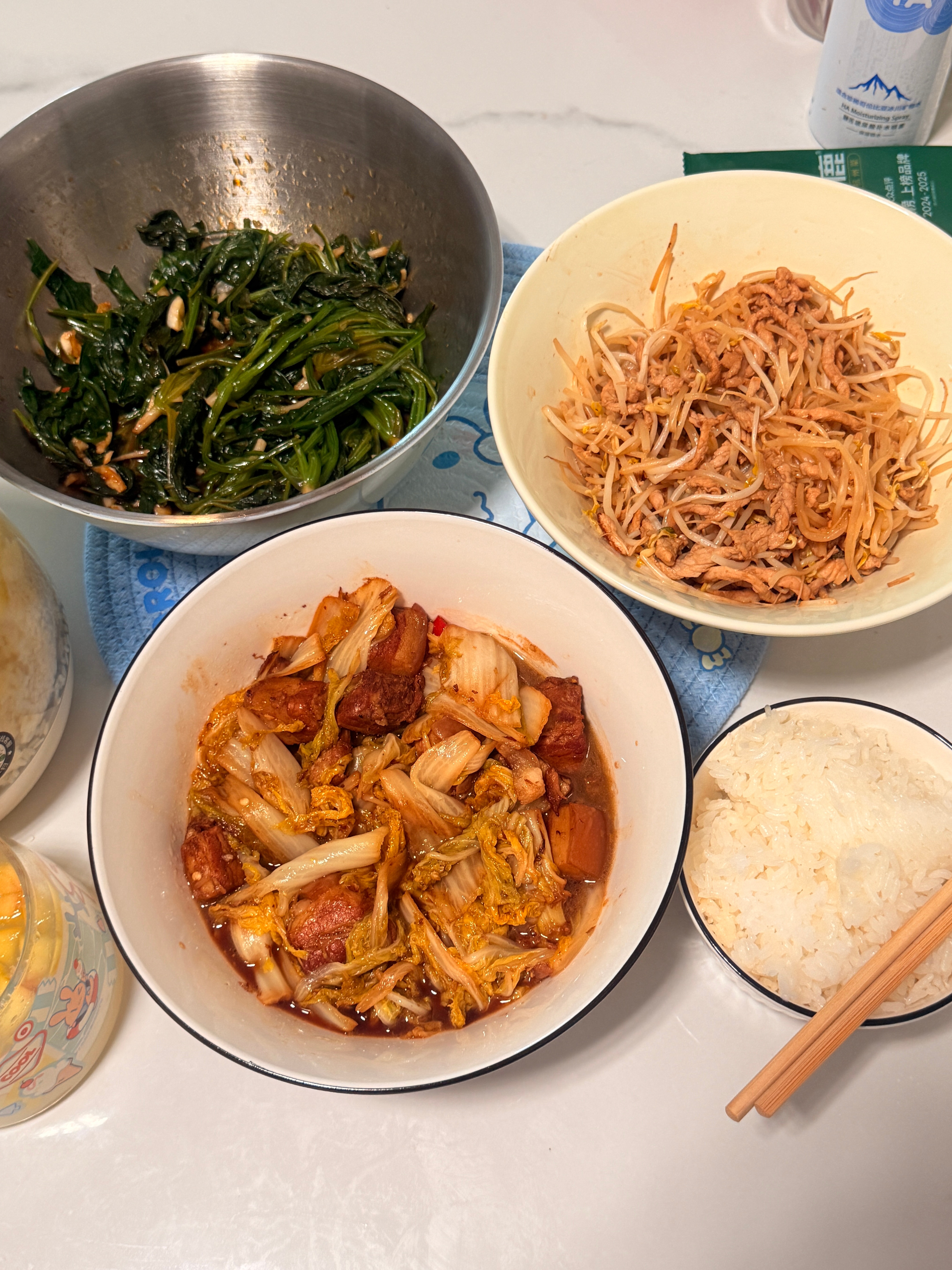 一觉睡醒就给自己做饭给猫做饭，还做了两遍练背操，今日菜谱凉拌菠菜 豆芽炒肉丝 五