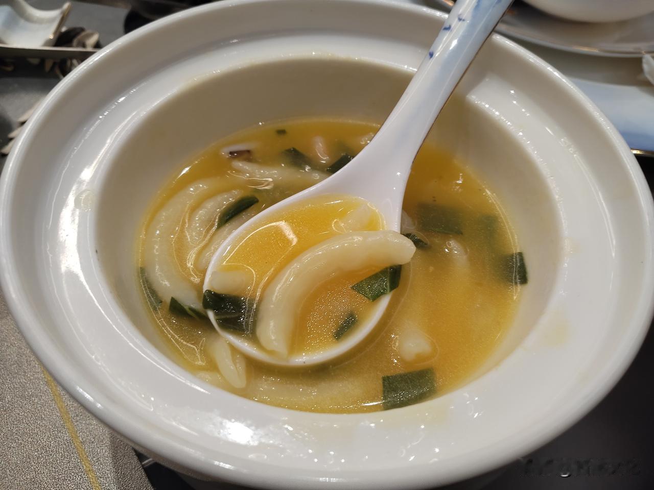 今年最难忘的美食，应该是金茂大酒店的“疙瘩汤”。比“疙瘩汤”可不是“懒疙瘩”，是