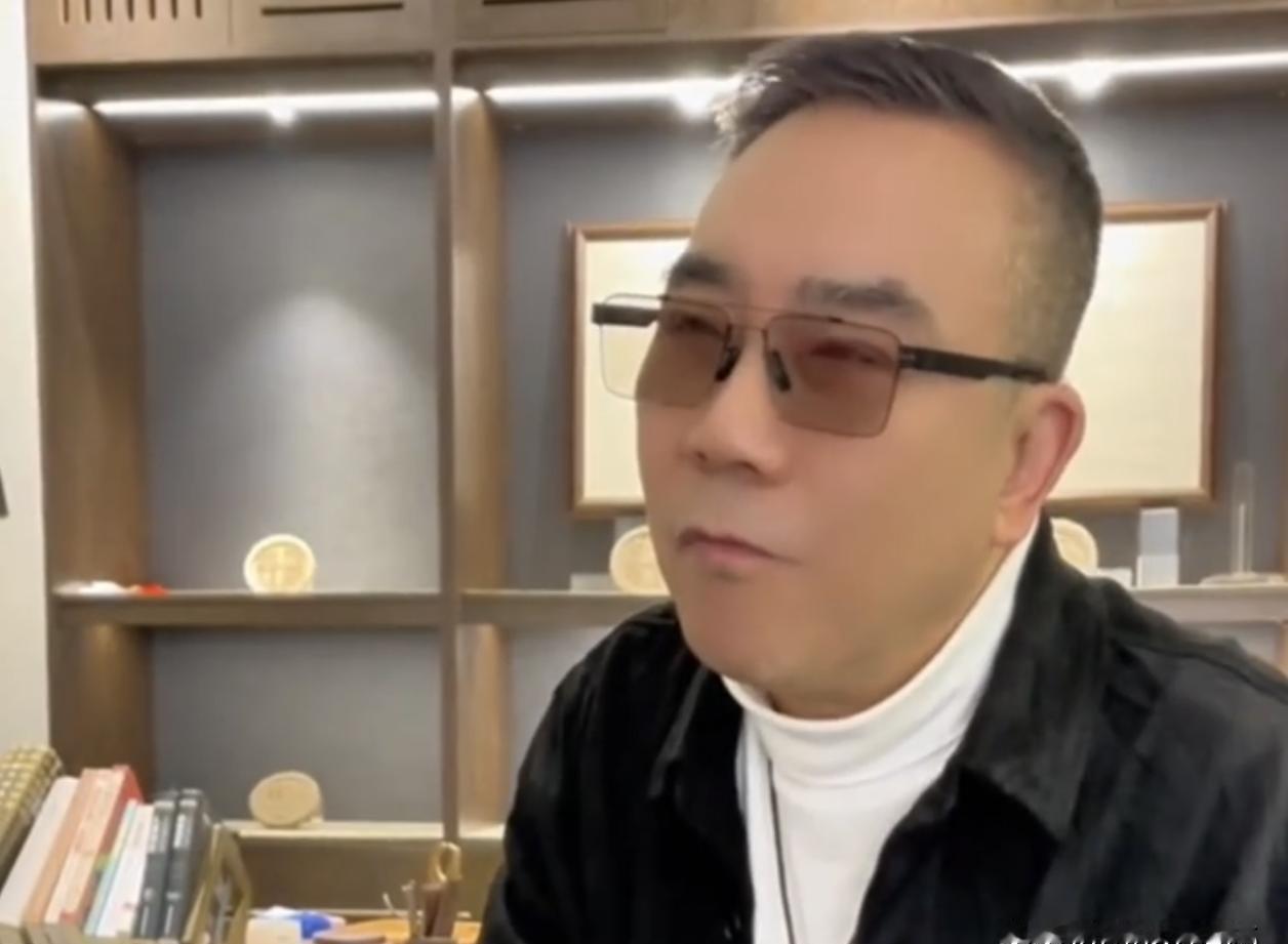 郭德纲直播158万人在线，杨议剧场70%上座率，相声江湖的两种活法。
一边是算法