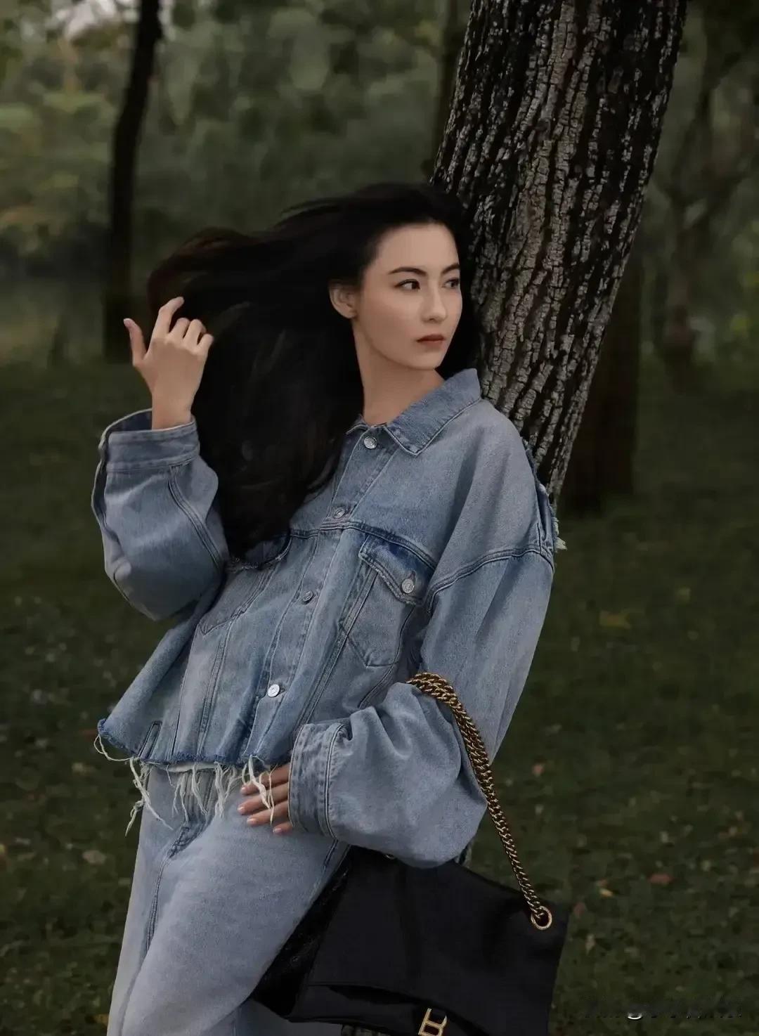 谢霆锋张柏芝的爱情，像极了青春里那场轰轰烈烈的初恋。
  
开始时是金童玉女，牵