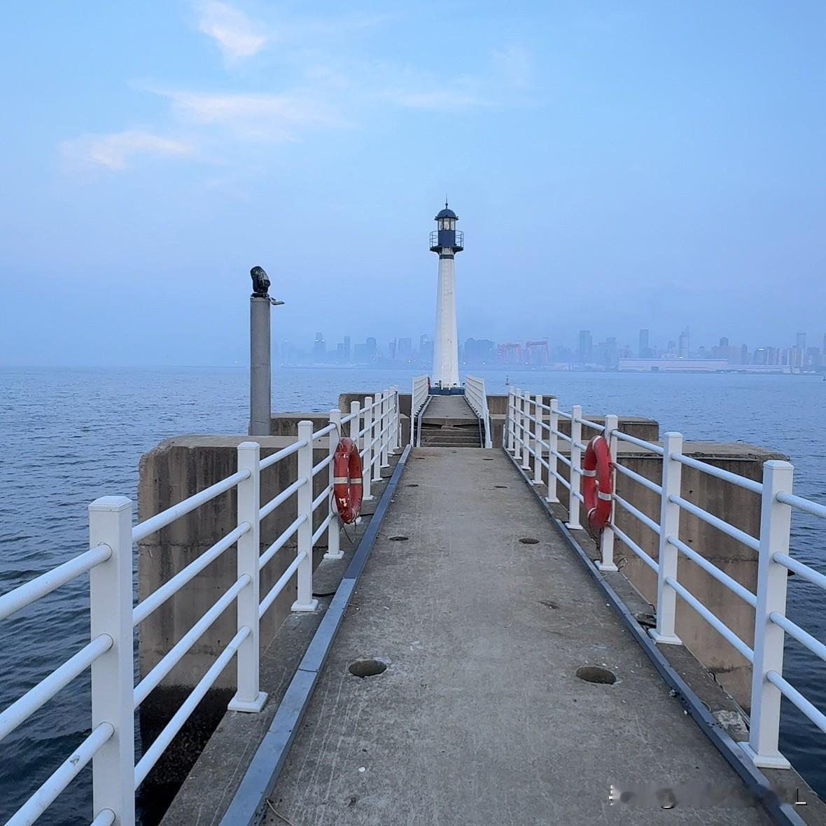 我手机中的风景照太多了。
这张风景照是梭鱼湾的京谷燃码头。
离码头不远，就是大连
