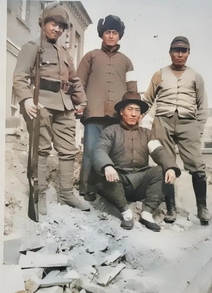 1937年，几名日军手下的“带路党”，面对镜头他们恬不知耻的神情，洋洋得意，让人