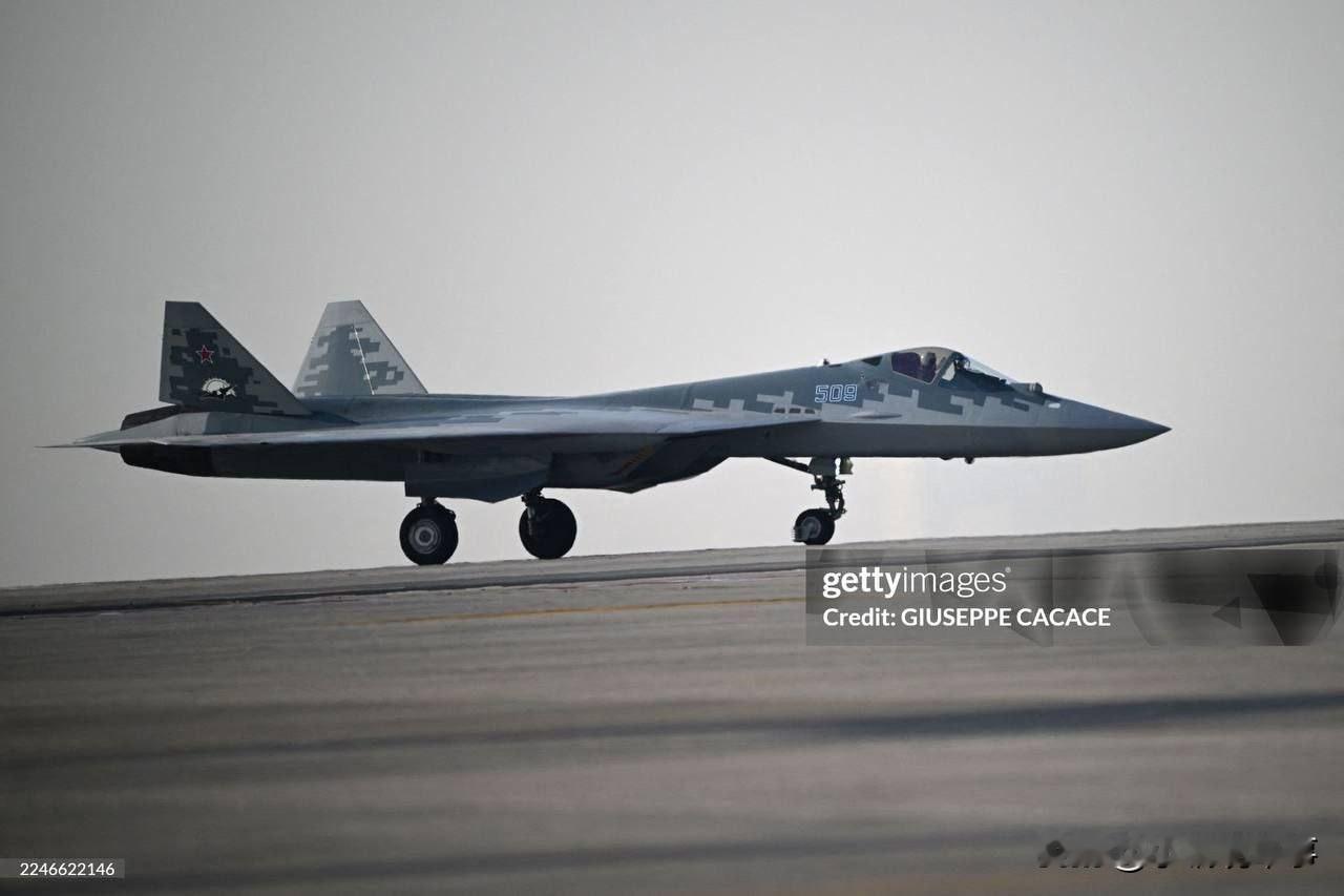 俄罗斯联合航空制造集团公司（OAK）总经理瓦迪姆·巴杰哈宣布已向外国客户交付了两