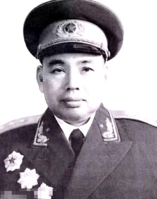 1973年，全国瞩目八大军区司令员对调，许世友从南京军区转赴广州军区任司令员。这
