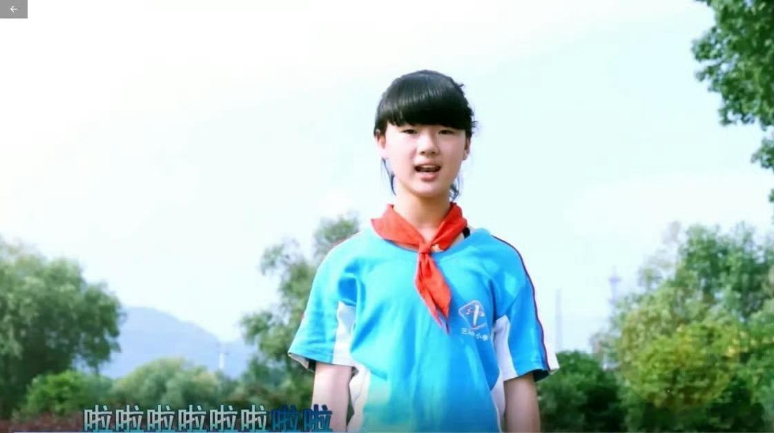 单依纯歌坛天后幼年体 考古新发现，那年单依纯齐刘海，站在班级群里像个可爱小摩尔～