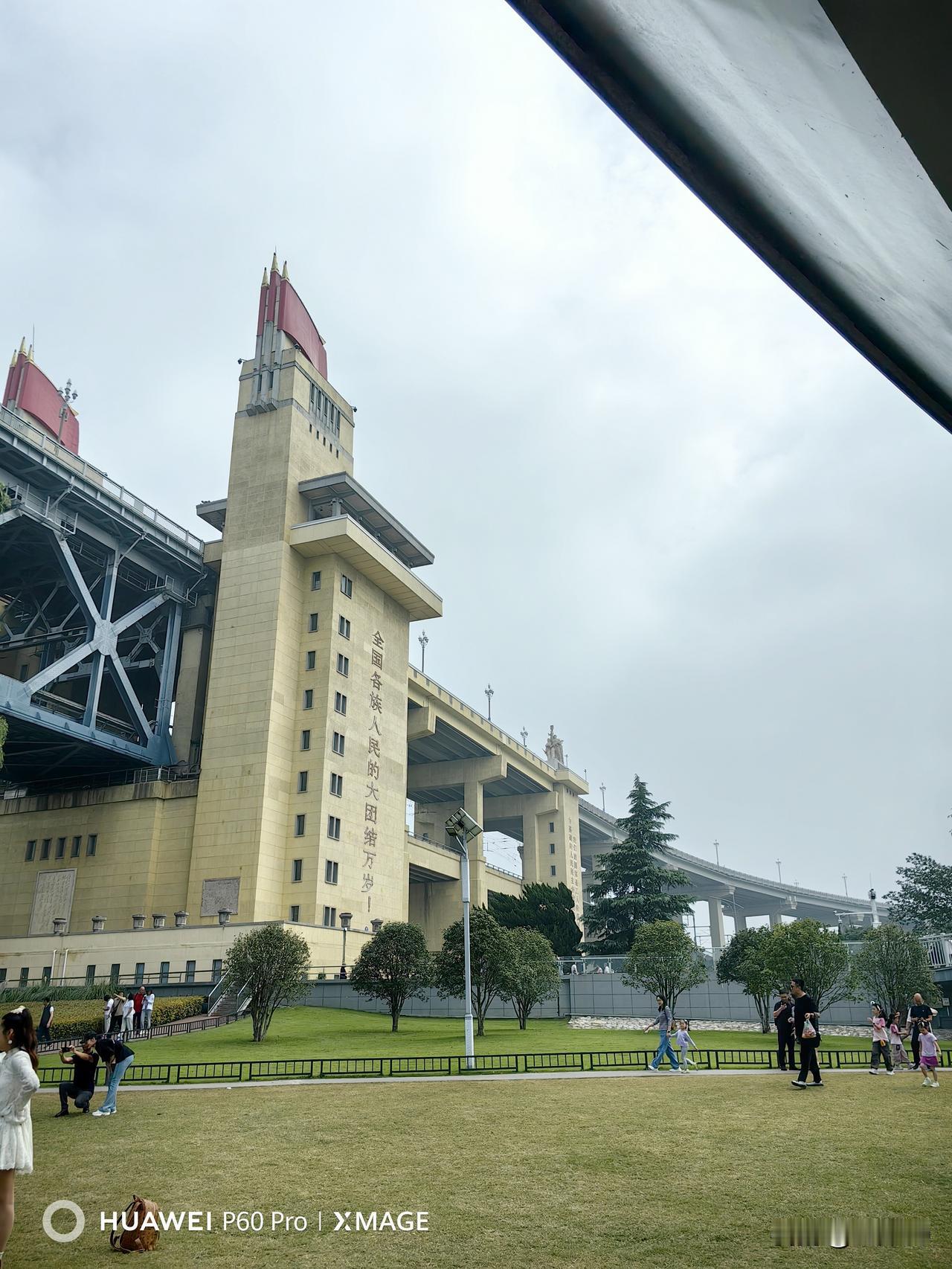 因为不想把世界，让给那些不努力还嘲笑努力的人。
 
努力不是为了感动谁，
是为了