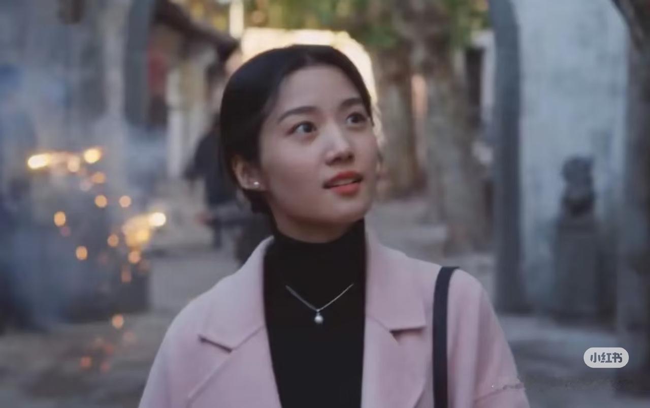 影后李佳的人生五大名场面、五大转折。 十岁跑北京学刀马旦，每天天不亮练功，八年磨