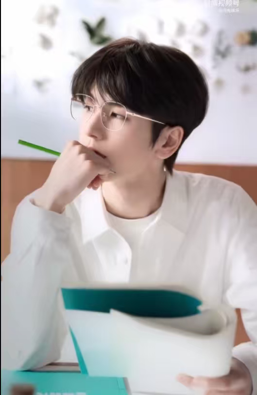 张凌赫完全青春男大张凌赫春日造型梦回何苏叶 张凌赫春日造型梦回何苏叶，张凌赫完全