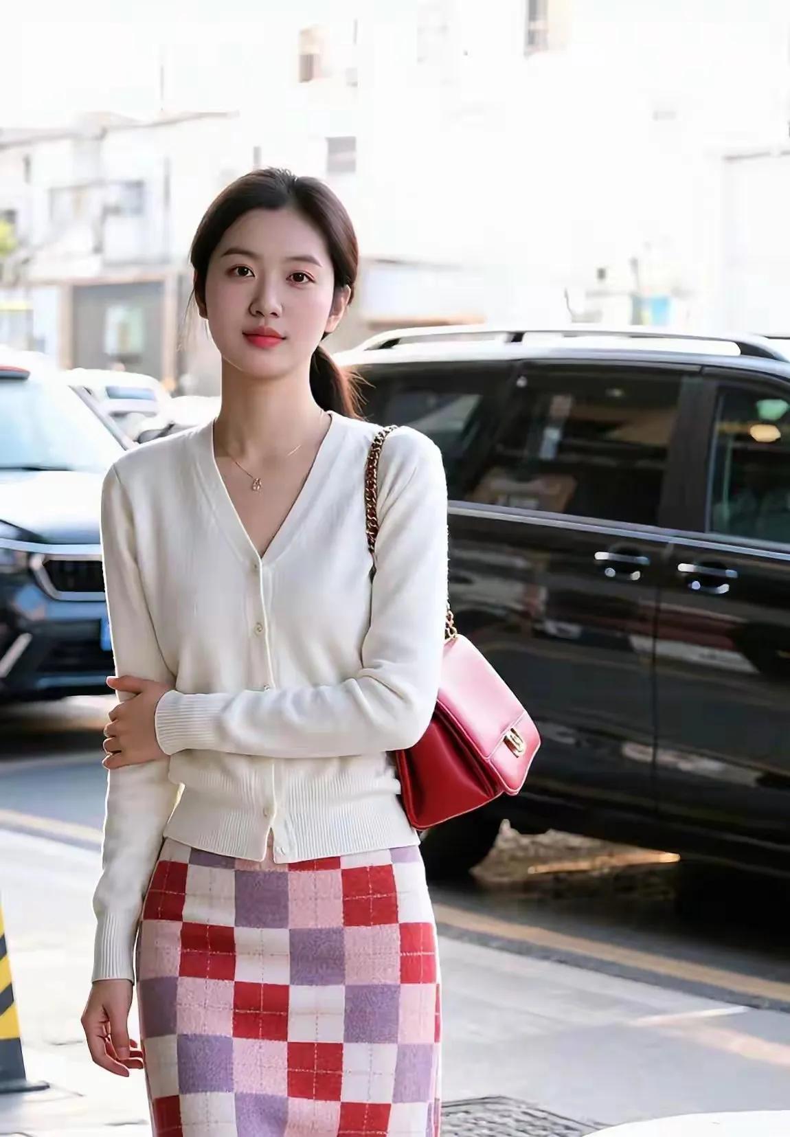 其实，看女人美与不美，没有绝对的标准，关键是看你的审美观及个人喜好而定。