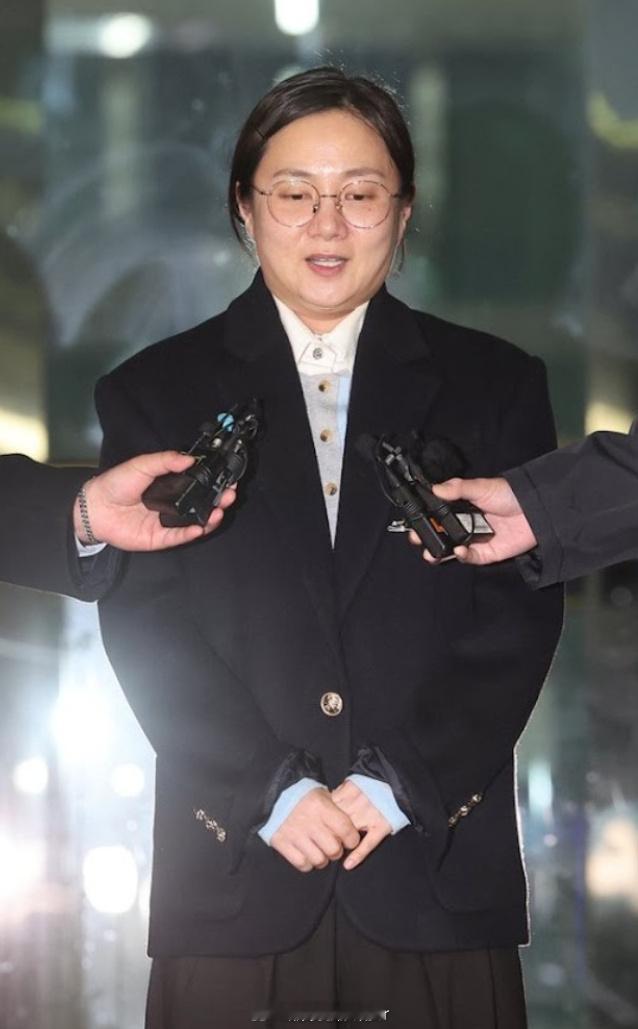 朴娜莱警局接受调查朴娜莱风波后首现身 据韩媒，朴娜莱20日现身首尔江南警察厅，就