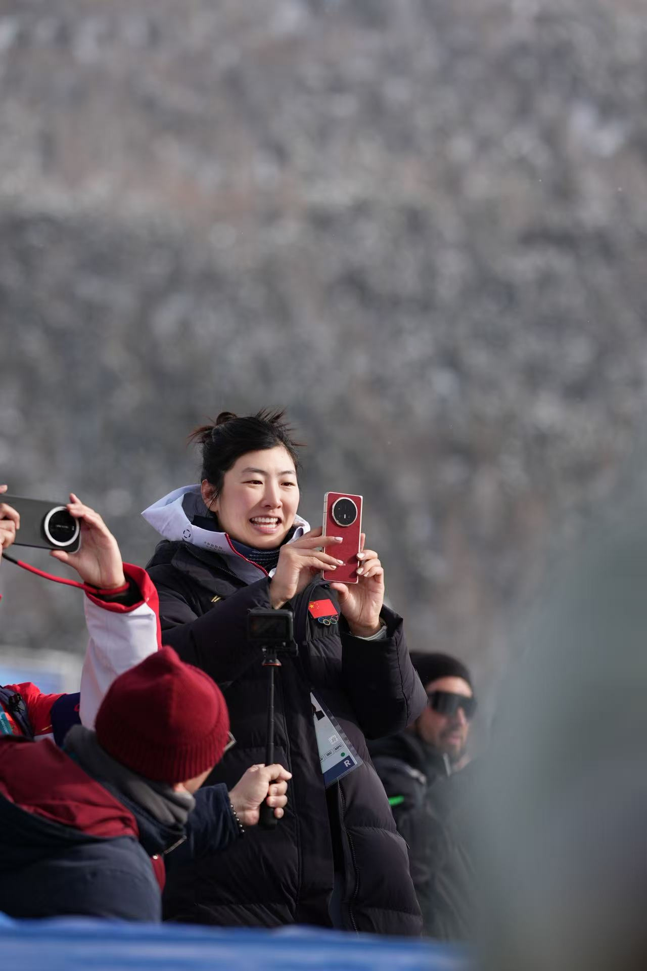 一块屏+一张砂纸=荣耀Magic V6发布会邀请函。这创意谁想的，出来挨夸！敢这