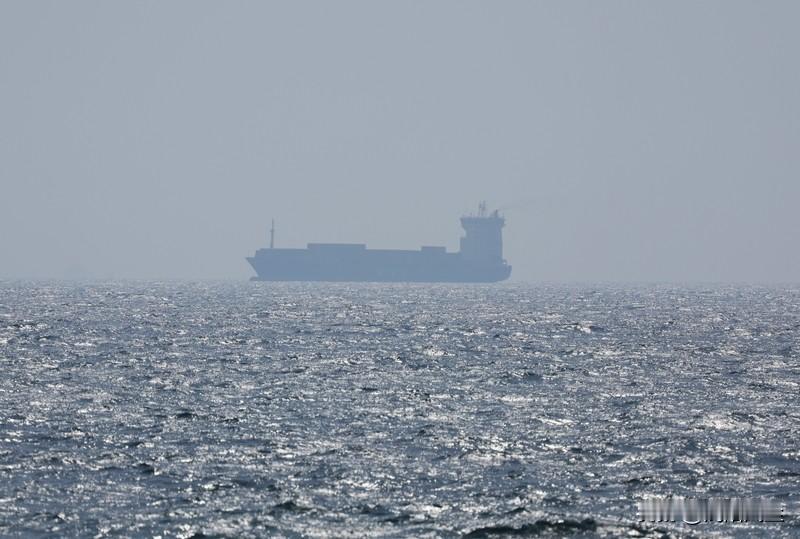 据路透社报道称，伊朗正在通过甚高频无线电广播以下信息:“所有船只请注意，鉴于美国