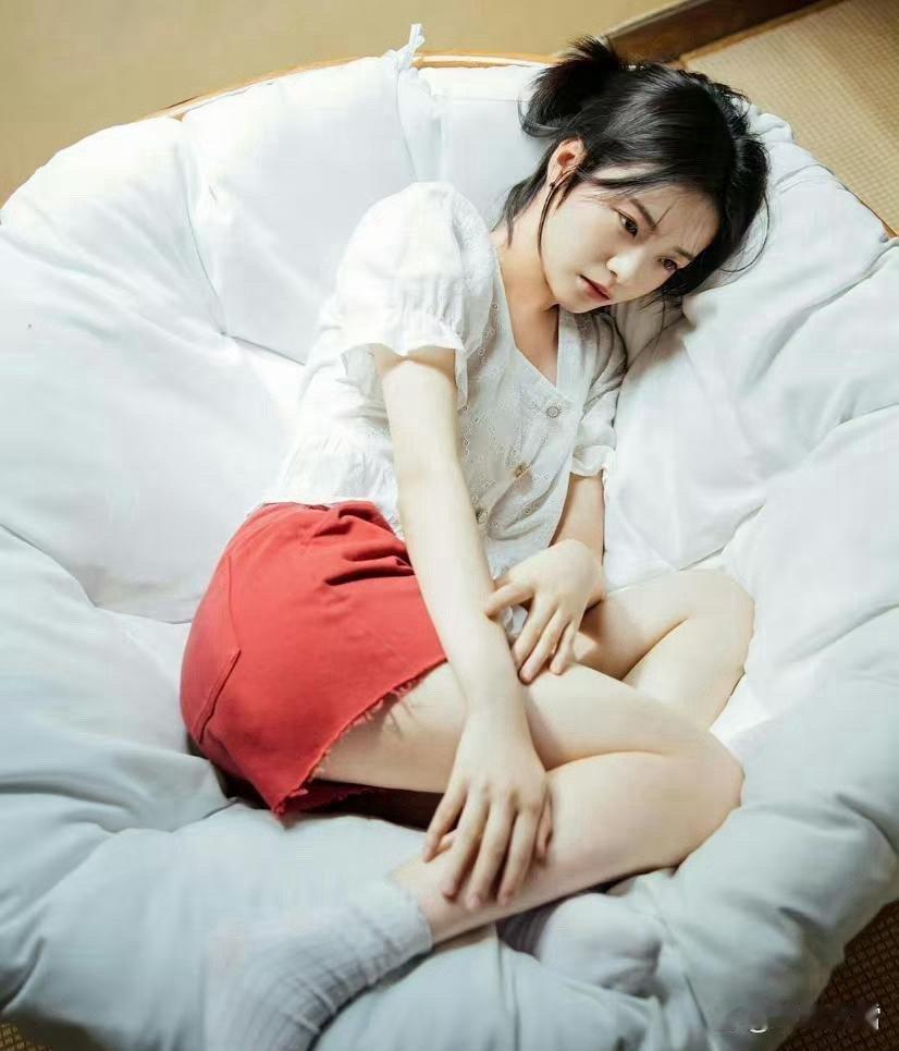 李庚希大胆挑战新风格，夜店风格写真巧妙展现她的独特魅力，令人耳目一新。 