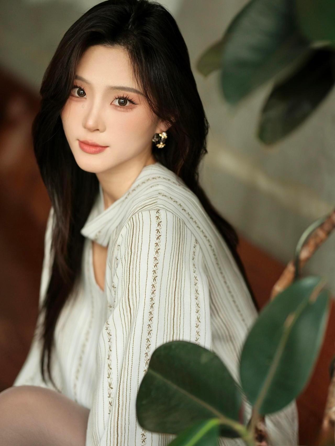 这套穿搭将复古工装风与休闲质感巧妙融合，风格随性又具层次。浅灰色工装外套版型宽松