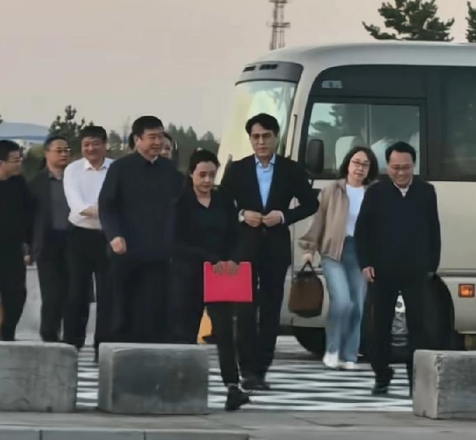 靳东到访鸡西这排面，“娘家人”书记、市长一起亲自陪同！级别相等，其实来一个就行了