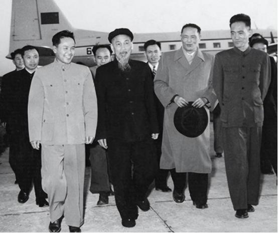 国家之间搞 “恋爱脑” 式的亲密，十有八九要翻车。那些掏心掏肺付出，最后落得 “