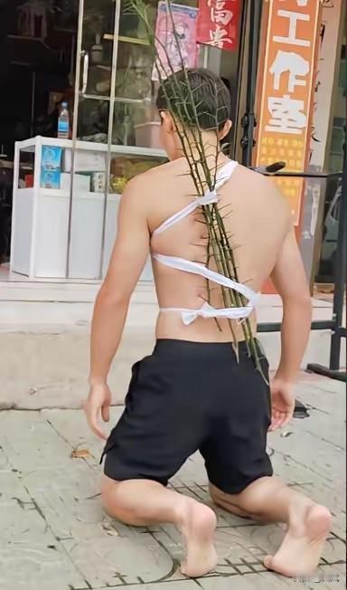儿子染上赌瘾，偷偷把钱全转走，三十几万没半个月就输得精光。老两口得知，直接把他赶