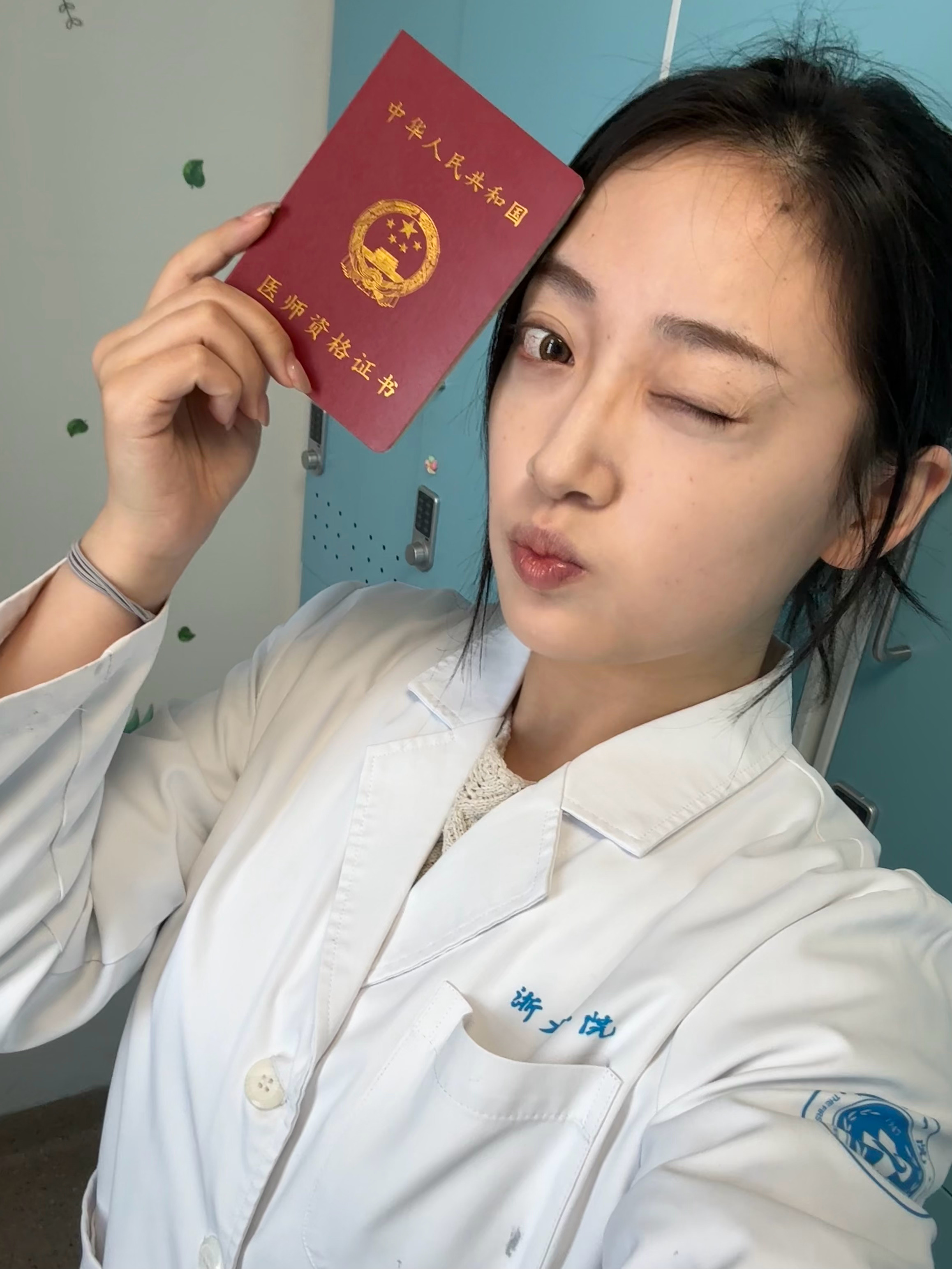 以后就是持证上岗的小姜医生啦👩🏻⚕️  姜萌萌[超话]  