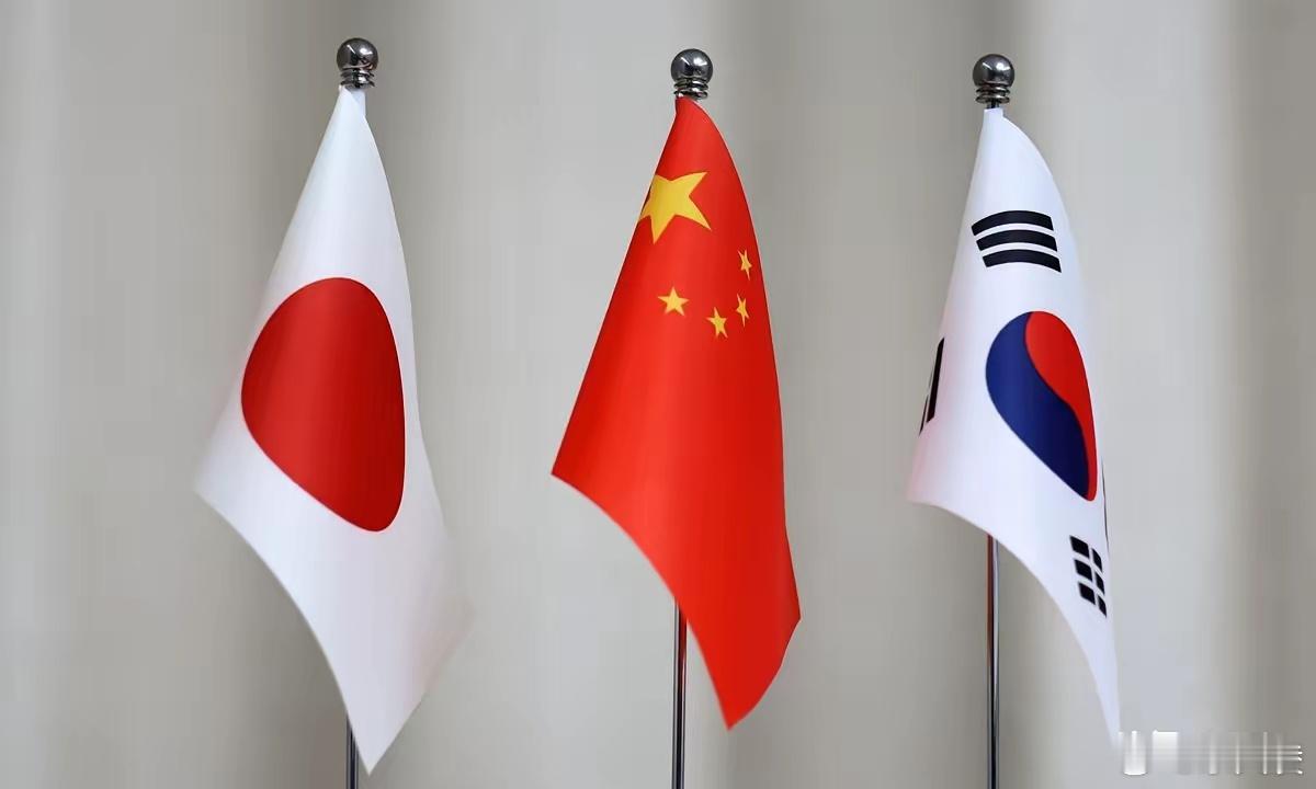 这波“拨乱反正”有点意思～ 前两年偏日，如今转头示好，称谓顺序跟着外交风向飘。只