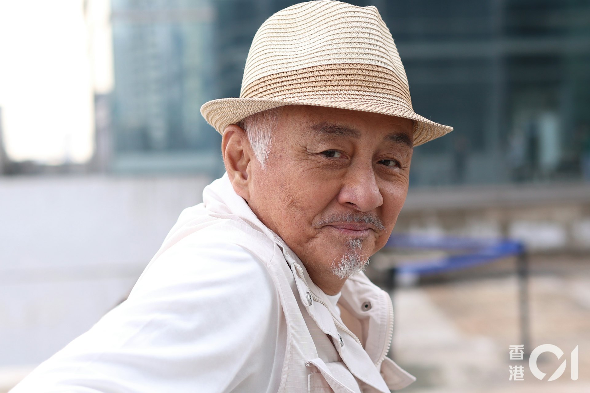 1994年，正当事业得意的时候，吴岱融突然遭无线解约，继而事业走下坡，甚至淡出观