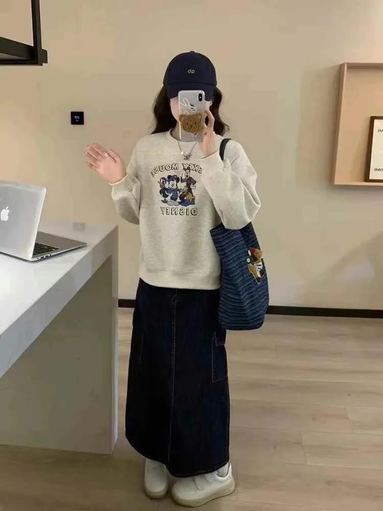 卫衣的长度选对，就不压身高。
一般卫衣长度最多到屁股中间位置就是比较合适的，无论