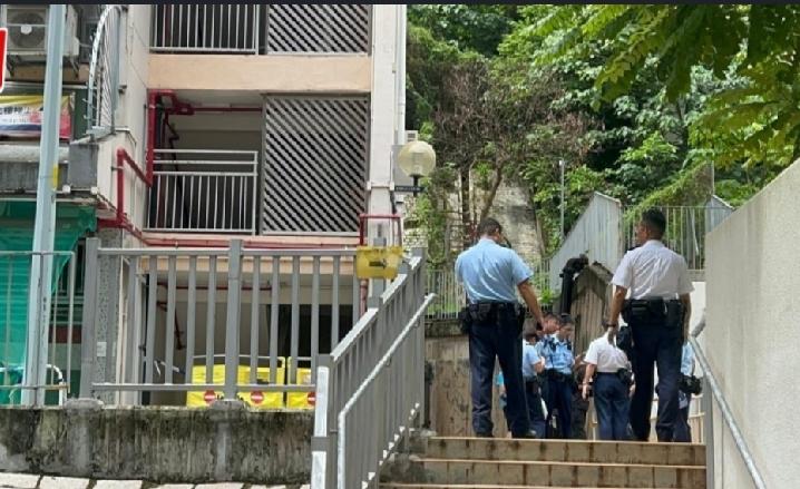 （27日）早上9时54分，香港葵涌大窝口邨富强楼一名男子从高处坠下，倒卧地面，救