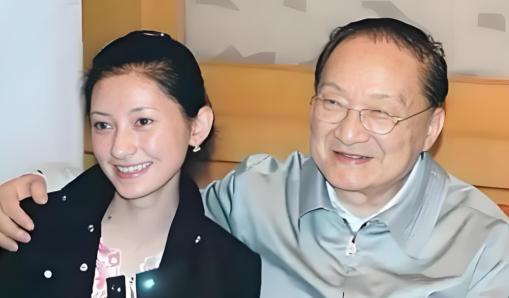 1976年的一天，金庸感到异常疲惫，决定去他常去的酒吧喝酒放松一下，在结账时，他