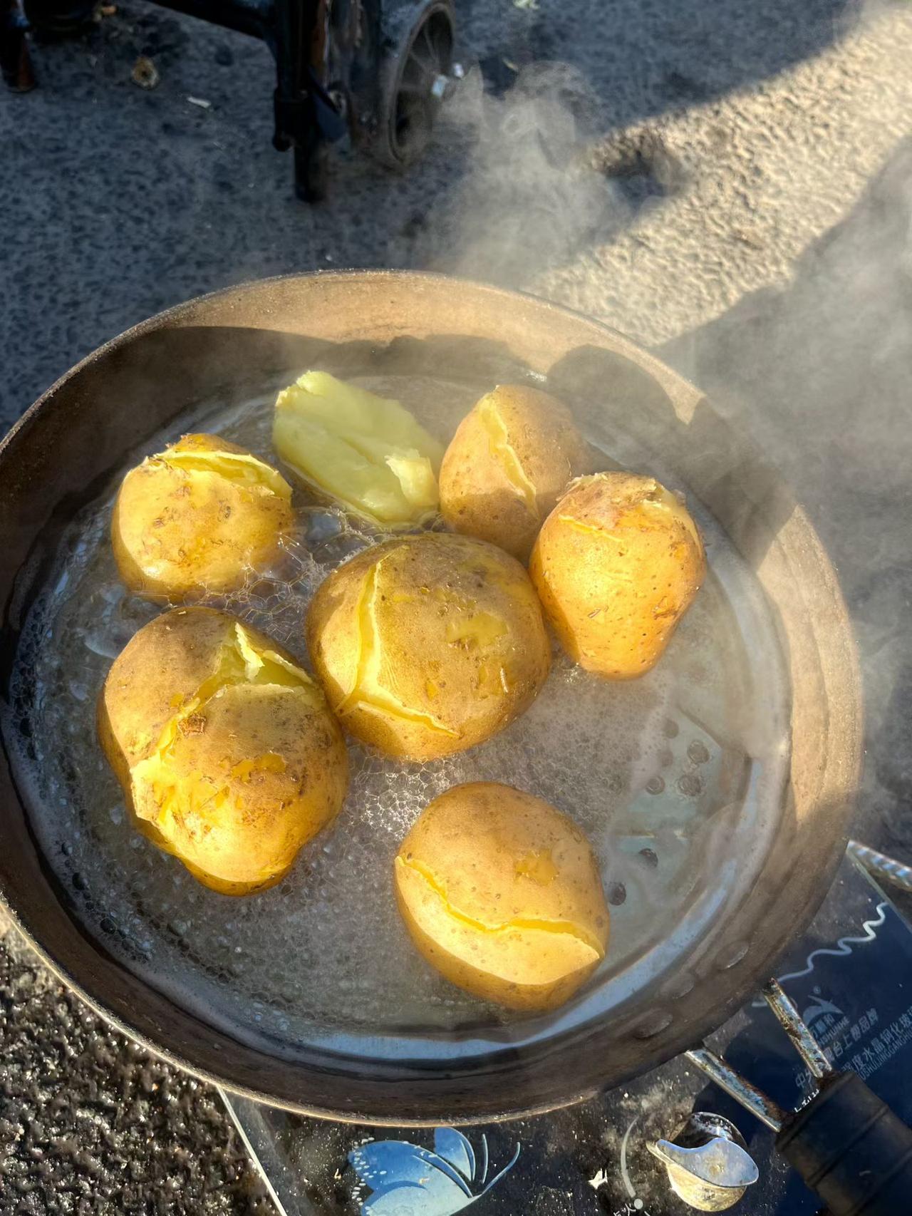 这土豆是东北来的，朋友特意捎来的。他说，东北的麻土豆，炖着吃最香。我拿起一个，沉