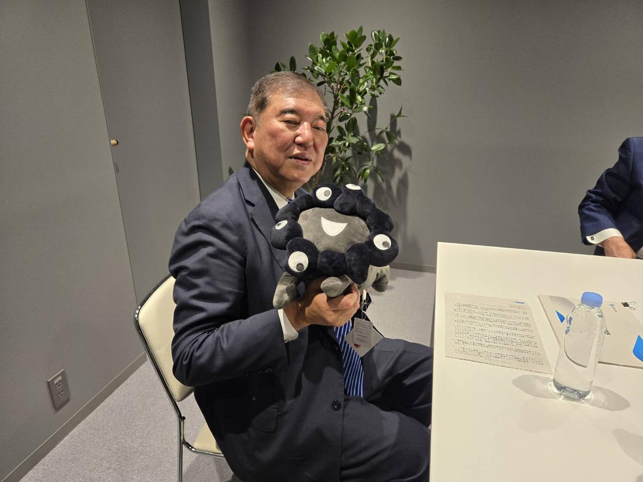 日本网友：石破茂的 I 型人格表现得好明显，第一次见到黑色脉脉，都不敢抱紧，见到