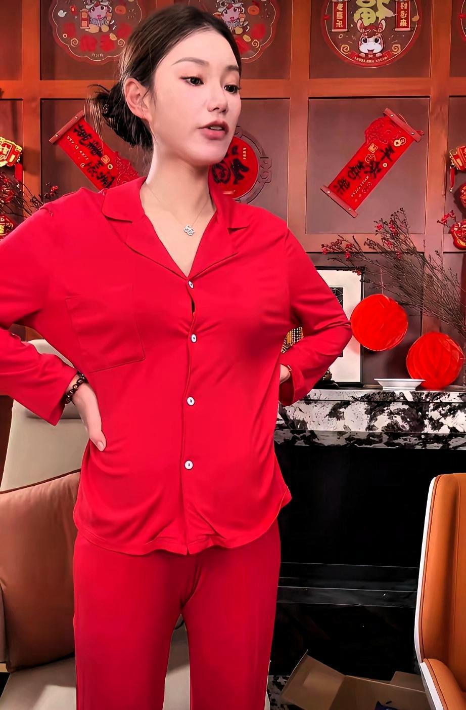 高龄妈妈直播间，筱梅的孕期那些事
昨晚筱梅直播，穿了红色的孕妇装，肚子很大了，七