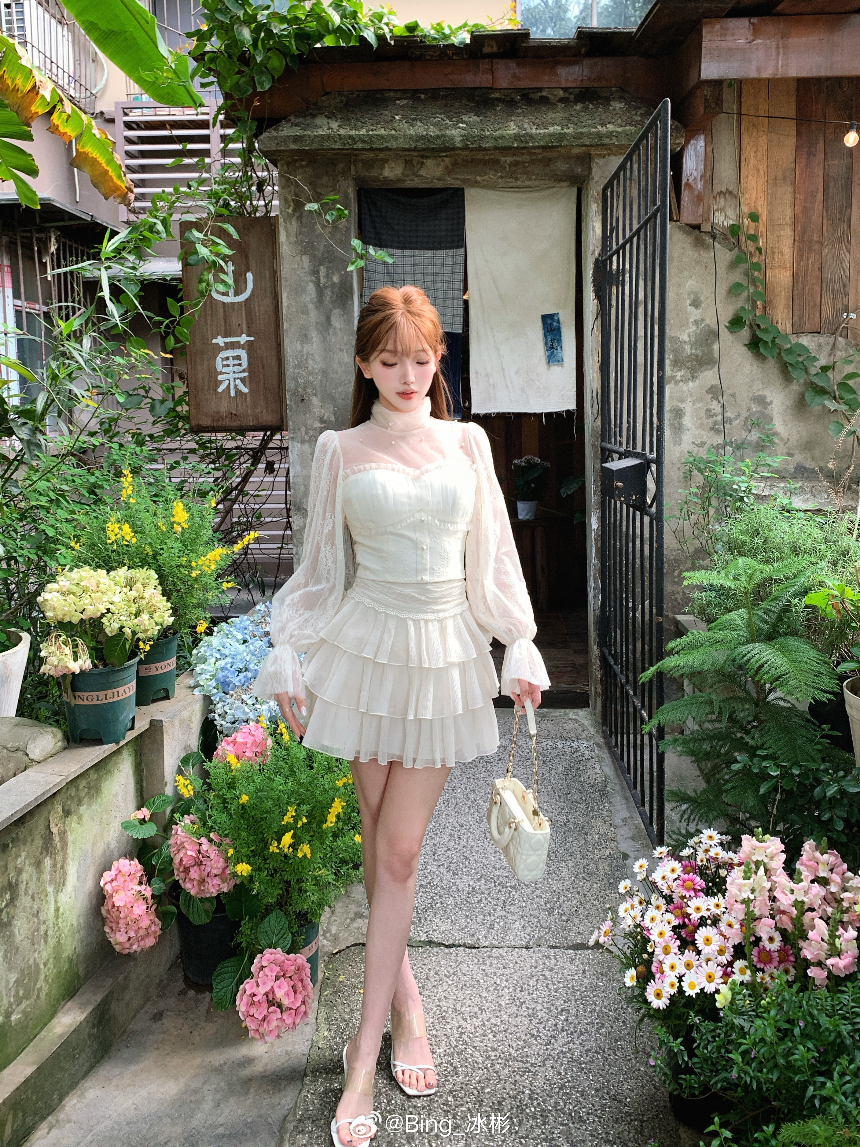 今天开这个惊艳蕾丝上衣太适合春天🌸搭配有甜美蛋糕裙or萌萌南瓜裤可自行选择也可